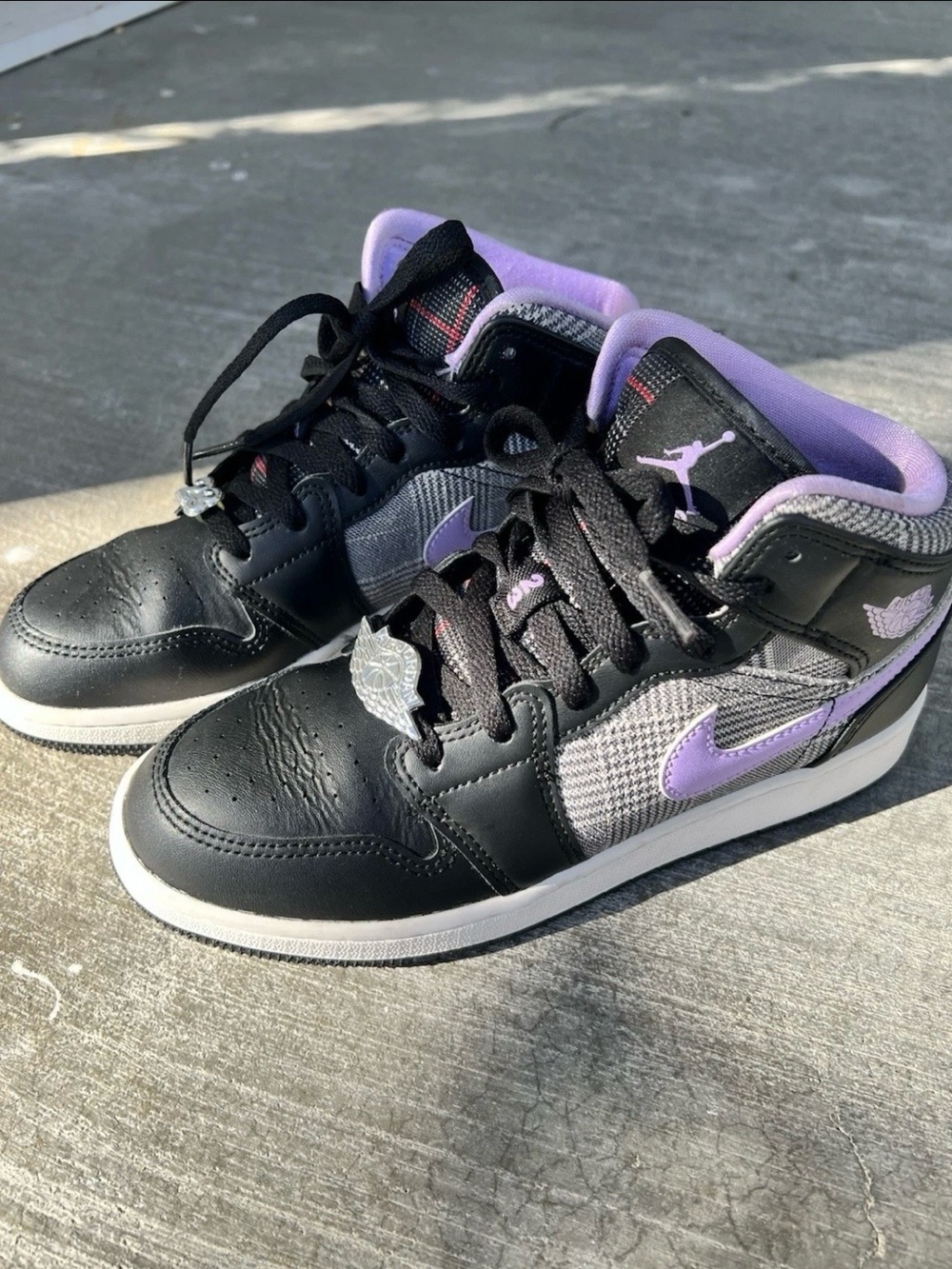 Nike Kids Mid-Top Sneakers in Black & Lavender